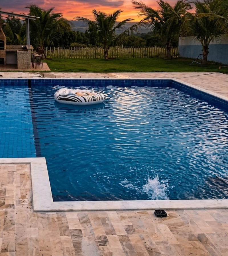 Piscina de Alvenaria com Pastilha